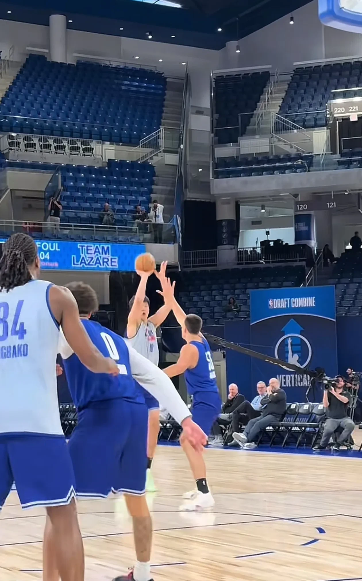 拜仁慕尼黑训练开放日,冲刺阶段止住颓势引欢呼,NBA季后赛在即,身体对抗强度拉满(拜仁慕尼黑将在今夏前往韩国踢季前赛) 拜仁慕尼黑训练开放日,冲刺阶段止住颓势引欢呼,NBA季后赛在即,身体对抗强度拉满(拜仁慕尼黑将在今夏前往韩国踢季前赛)