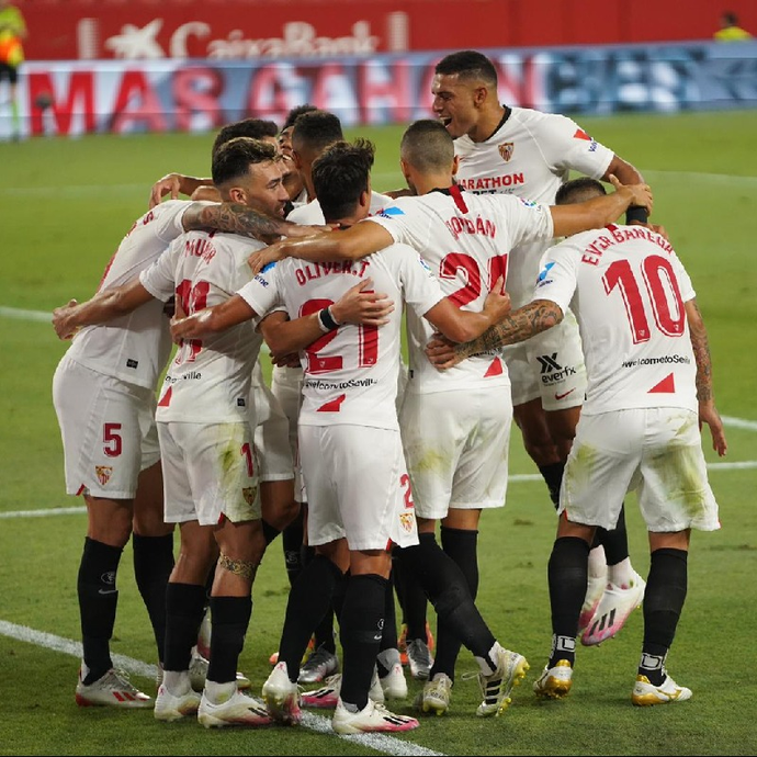 国际比赛日塞维利亚调整名单以备西甲；完成体检环节打磨；质疑声仍在；控场能力受关注的简单介绍