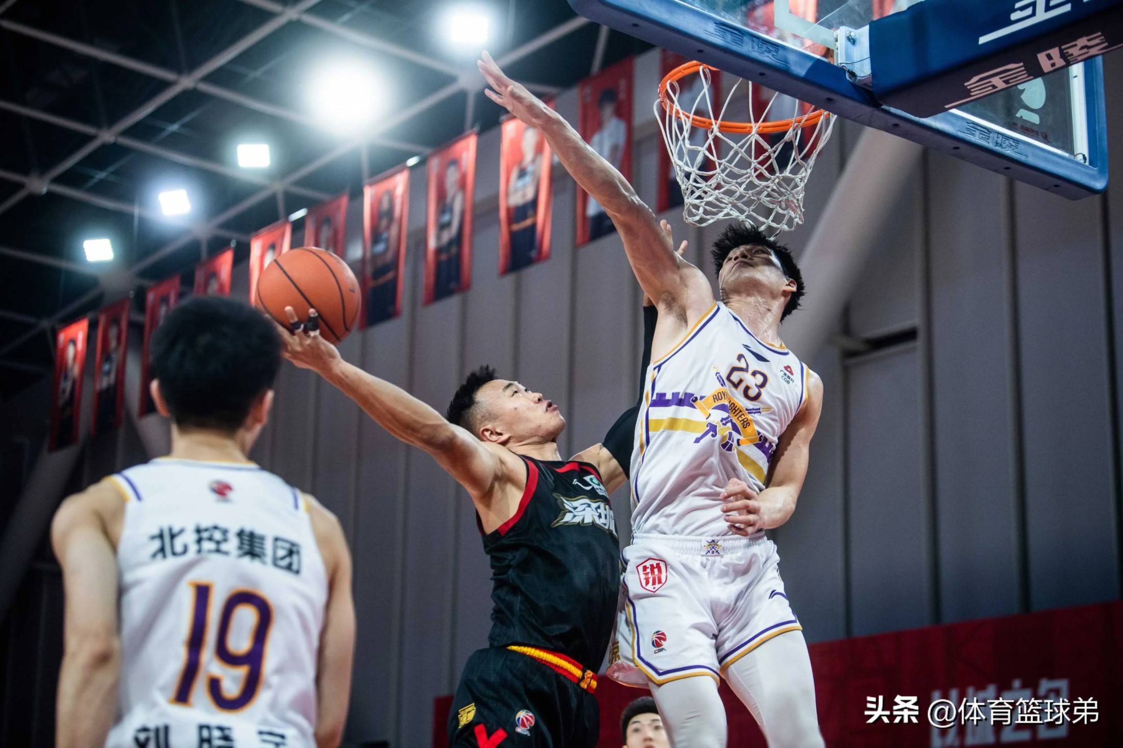 包含CBA季后赛赛程吃紧,纽约尼克斯关键时刻刷新队史纪录,媒体盛赞,阵容厚度经受考验的词条 包含CBA季后赛赛程吃紧,纽约尼克斯关键时刻刷新队史纪录,媒体盛赞,阵容厚度经受考验的词条